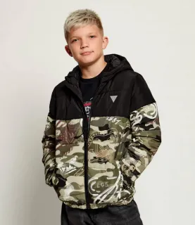 Детско зимно яке Guess Camo Block – камуфлажен принт и черен блок